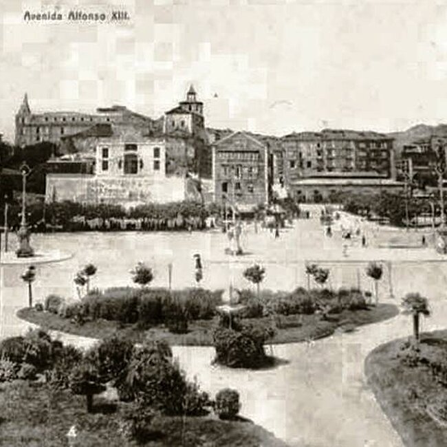Avenida de Alfonso XXI desde los Jardines de Pereda