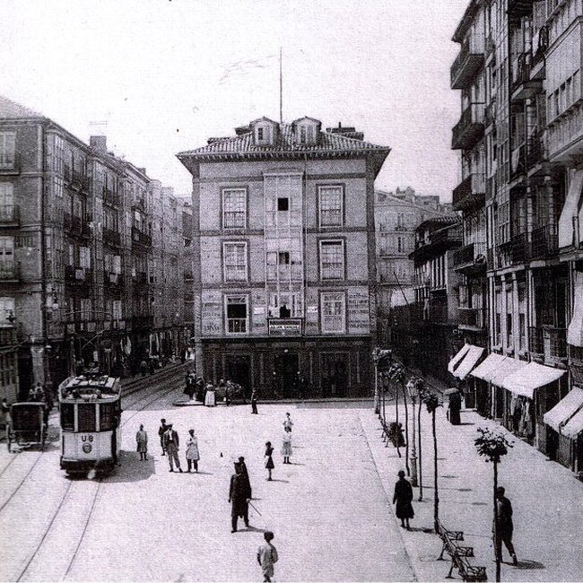 Calles de Atarazanas y Colón desde el puente
