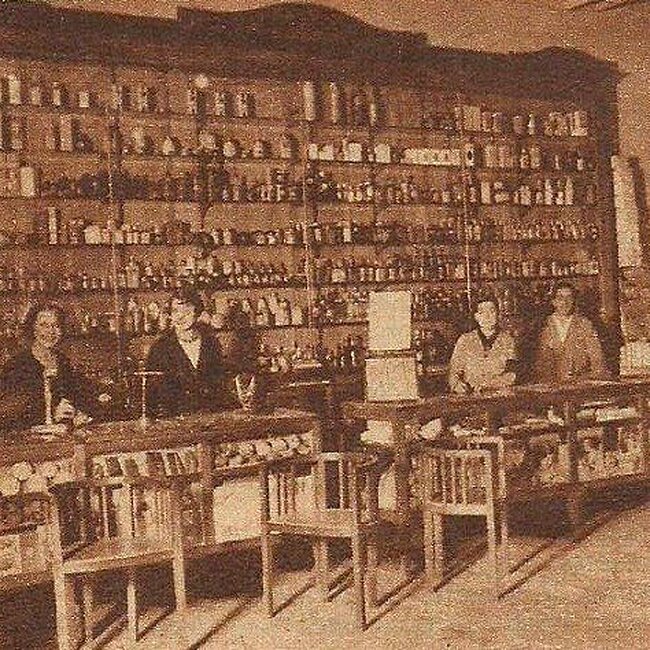 Farmacia y droguería Villafranca situada en la antigua calle la Blanca