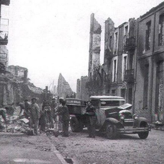[1941] - Ruinas de la calle Cádiz desde el oeste