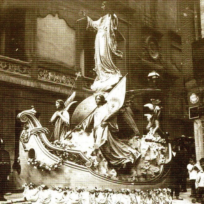 Procesión del Sagrado Corazón bajando por San José