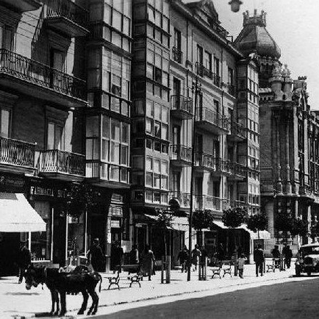 [1930] - Acera norte de la plaza de Pi y Margall desde el oeste