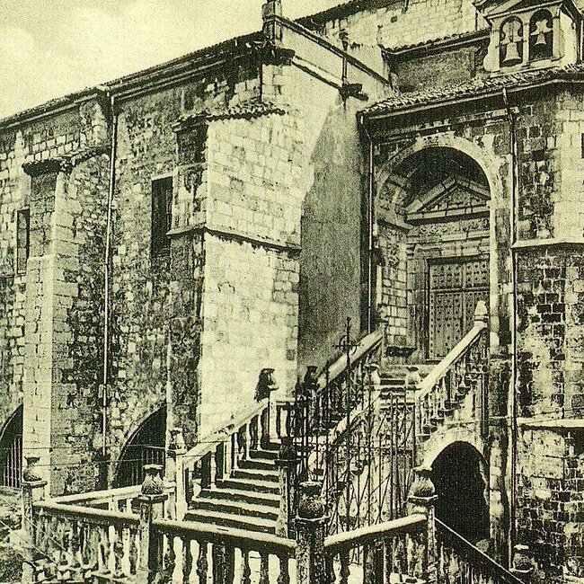 Escalera de los Mártires en la calle del Puente