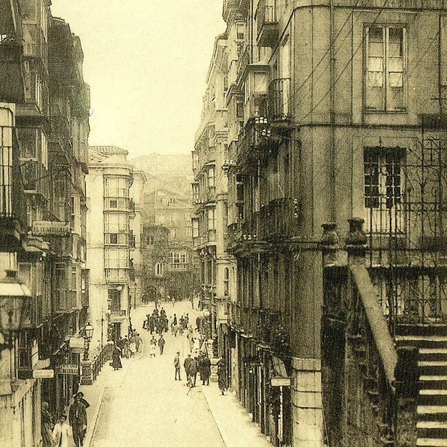 Calle del Puente desde el arco bajo la torre de la catedral