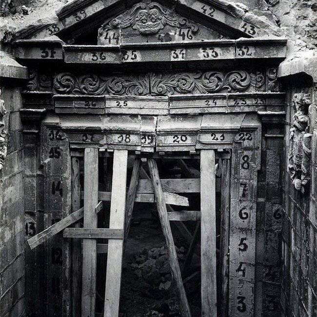 Puerta de los Mártires poco antes de ser desmontada