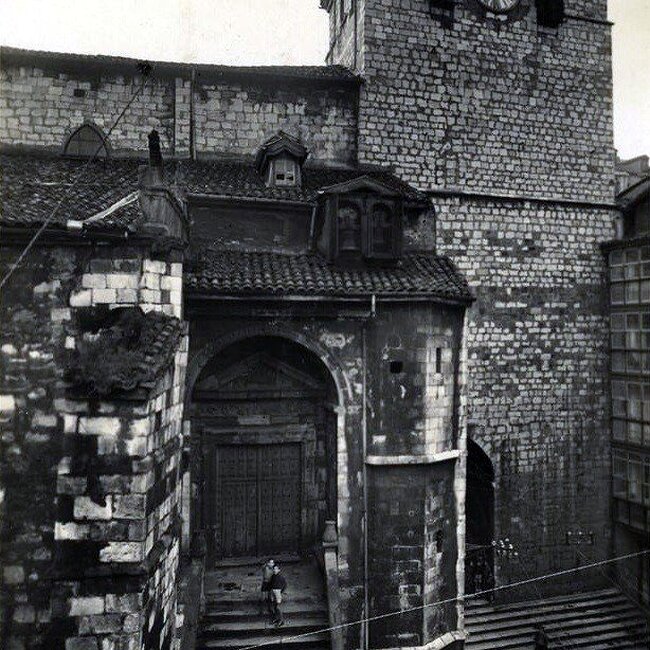 Escalera de los Mártires en la calle del puente