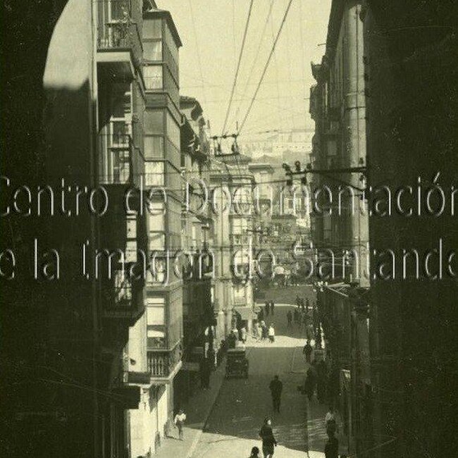 Calle del Puente desde el arco bajo la torre de la Catedral de Santander
