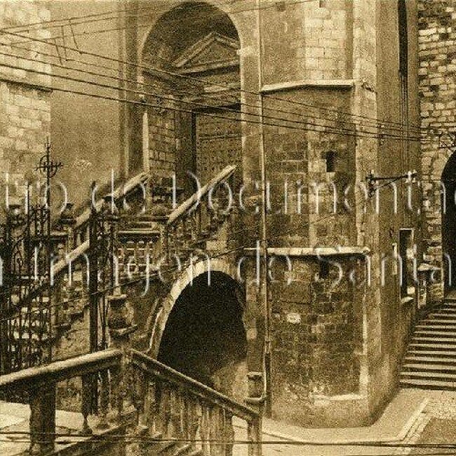 Escalera de los mártires en la calle del Puente