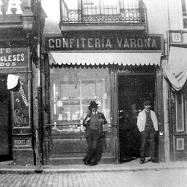 Confitería Varona en el número 4 de la calle del Puente