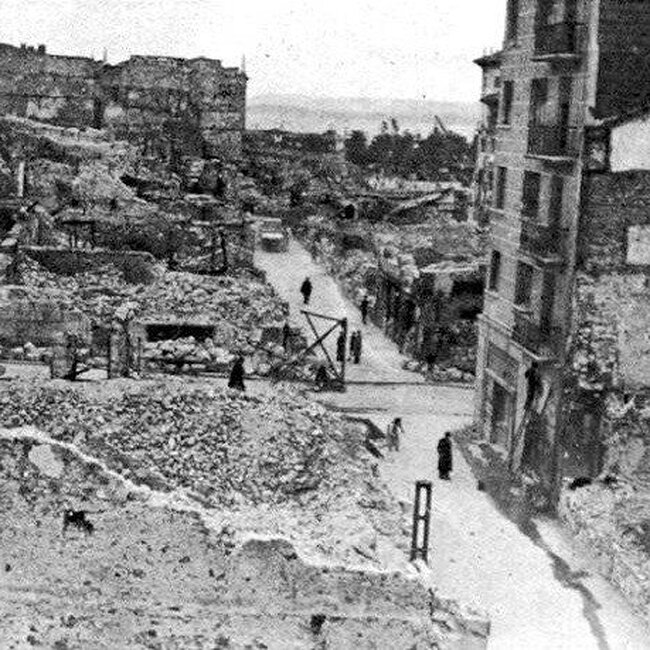 [1941] - Ruinas en torno a la calle San Francisco desde el oeste