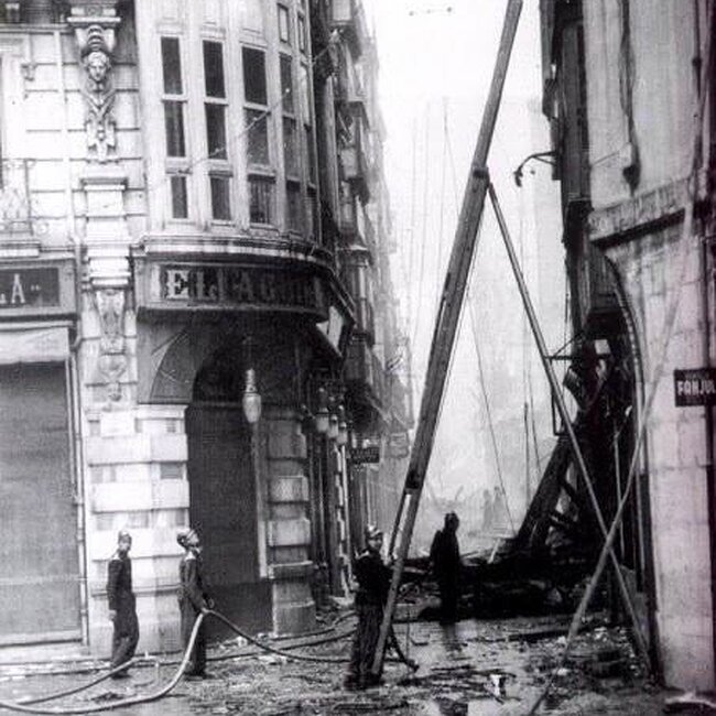 [1941] - Calle San Francisco desde Isabel II durante el incendio