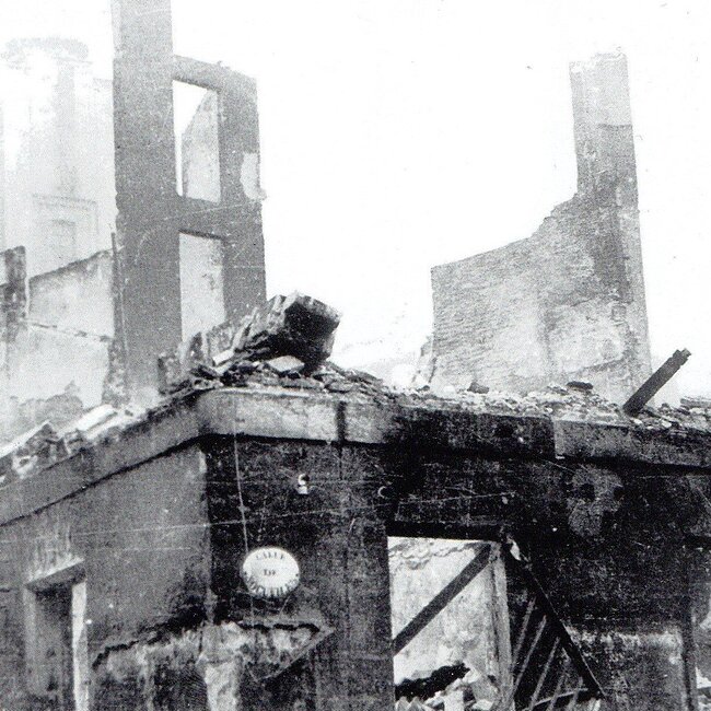 [1941] - Esquina de Socubiles con puerta de la Sierra tras el incendio