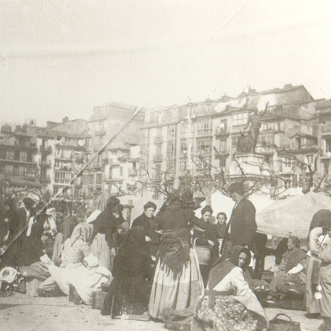 [1887] - Mercado en la plaza Velarde