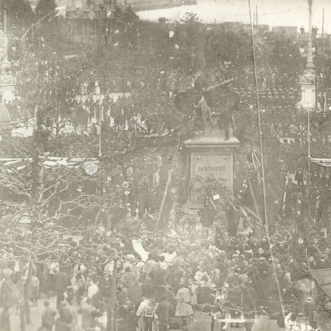 [1908] - Celebración del centenario del Dos de Mayo en la plaza Velarde