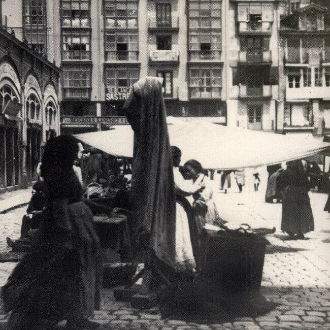 Mercado en la plaza Velarde