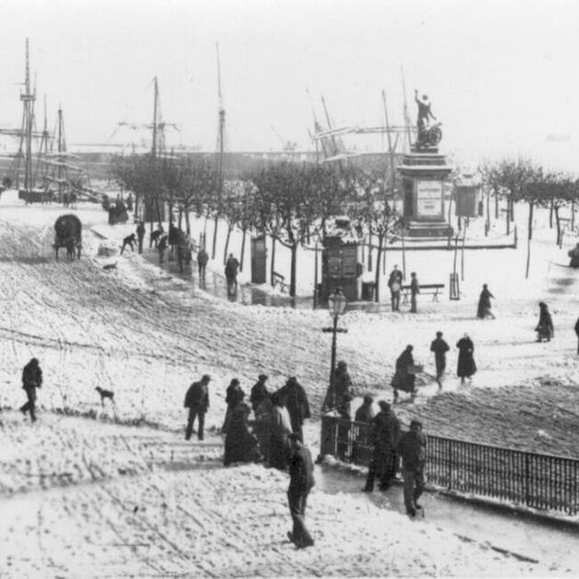 [1884] - Plaza Velarde vista desde el puente