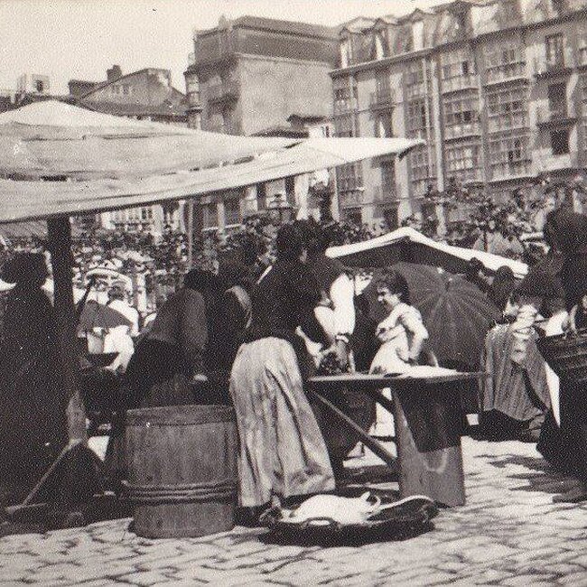 [1887] - Mercado en la plaza Velarde