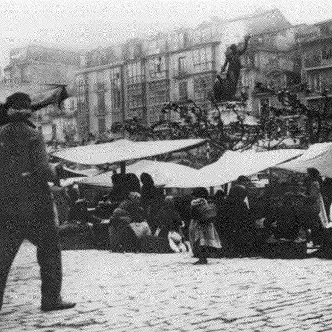 [1900] - Mercado en la plaza Velarde