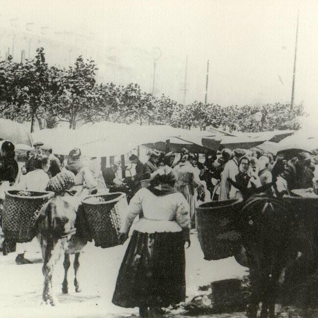 [1900] - Mercado en la plaza Velarde