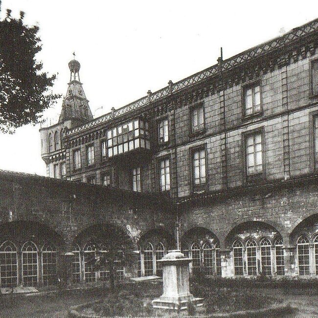 Esquina suroeste del claustro de la Catedral de Santander