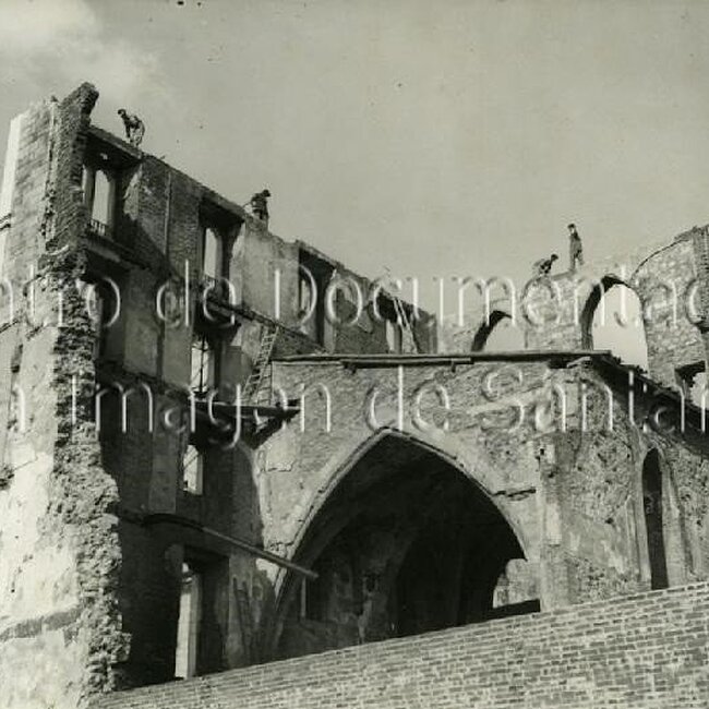 [1946] - Desmonte de los restos del palacio Episcopal de la Catedral de Santander