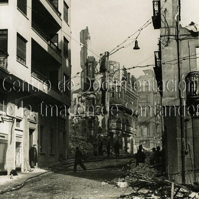 [1941] - Ruinas de la calle Lealtad desde la Ribera