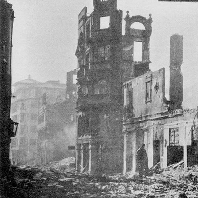 [1941] - Ruinas de la calle Lealtad desde la plaza de los Remedios