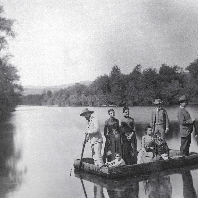 [1889] - Grupo de personas cruzando el Río Saja en balsa