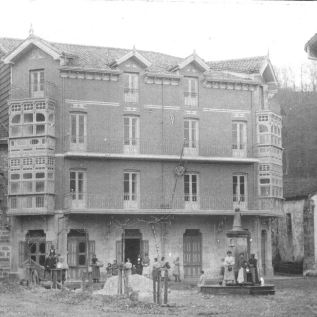 [1910] - Fonda y Casino de Cabezón de la Sal en construcción
