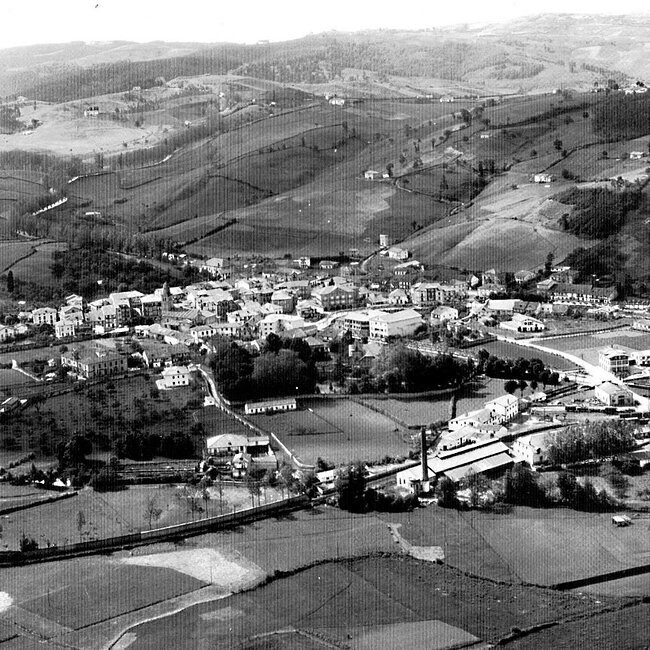 [1950] - Vista aérea de Cabezón de la Sal en los años 50