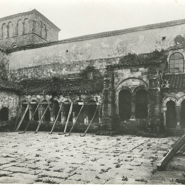 Claustro de la Colegiata de Santillana del Mar