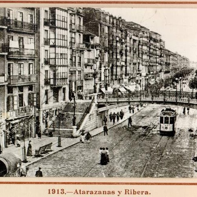 [1913] - Puente que cruzaba la carretera junto a la Plaza de Atarazanas