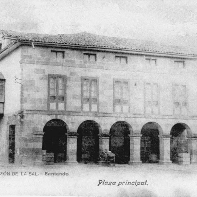 Plaza principal de Cabezón de la Sal