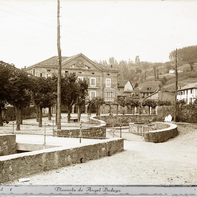 Plazuela de Ángel Bodega en Cabezón de la Sal