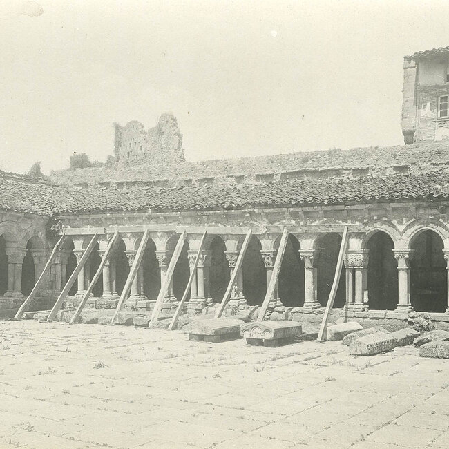 Claustro de la Colegiata de Santillana del Mar