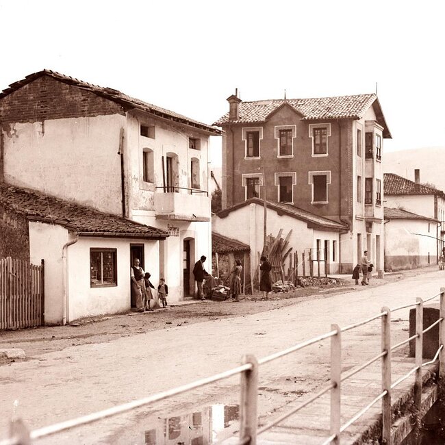 Barrio de La Pesa desde el Puente del Carmen de Cabezón de la Sal