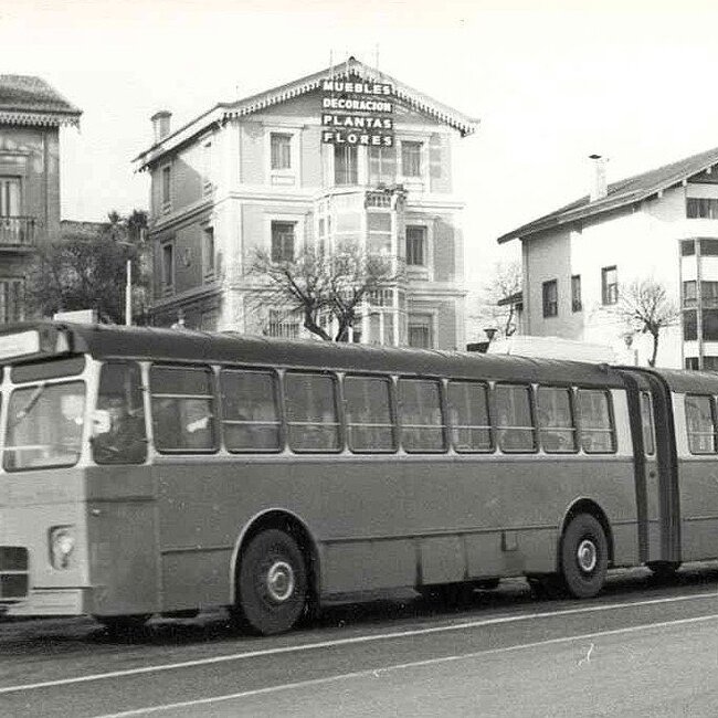 [1977] - El autobús doble en ala parada de La Magdalena