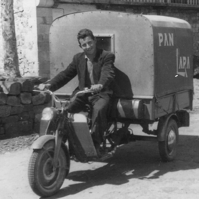 [1956] - Florencio, repartidor de pan de Cabezón de la Sal
