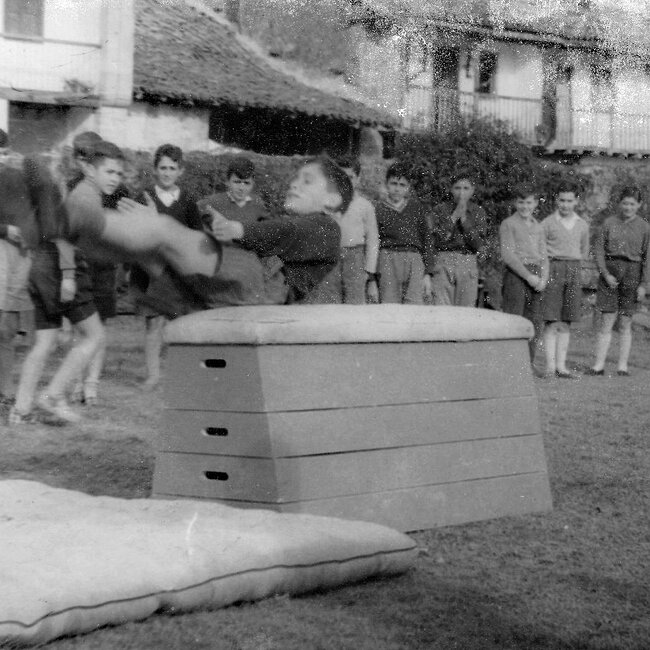 Niños haciendo gimnasia en Igareda