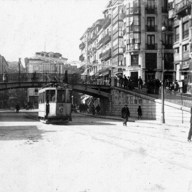 [1935] - El tranvía bajo el puente de Vargas en 1935