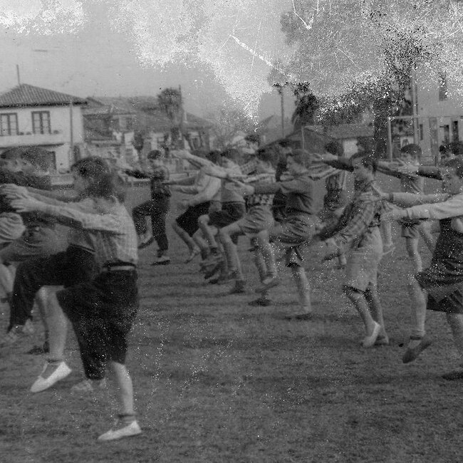 Niños haciendo gimnasia en Igareda