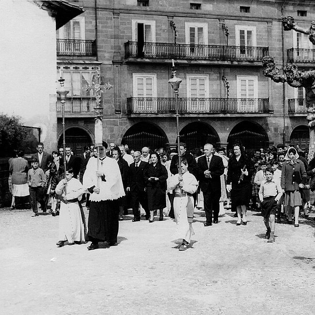 [1960] - Procesión en la Plaza de la Bodega de Cabezón de la Sal