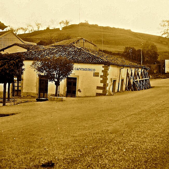 Bar Cantábrico y hundimientos junto a la carretera N-634 en Cabezón de la Sal