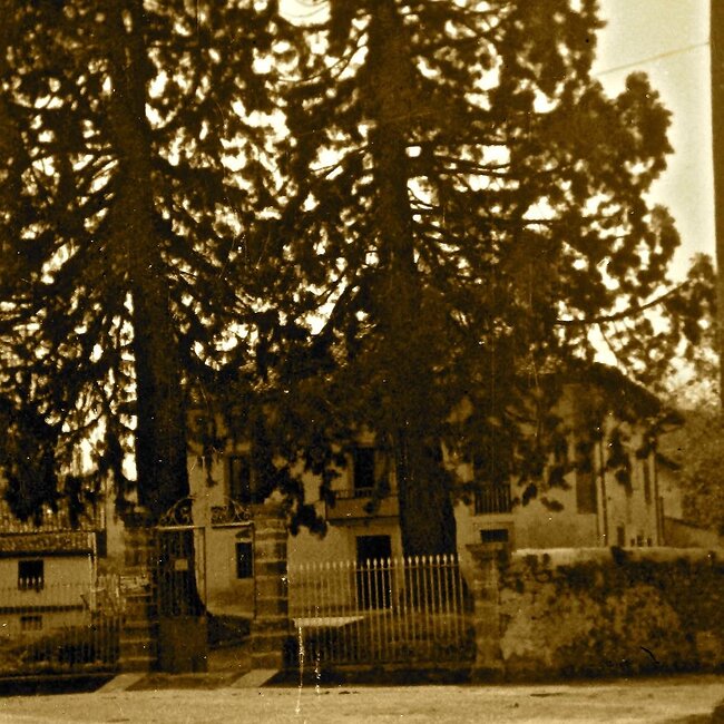 Entrada al colegio Igareda de Cabezón de la Sal