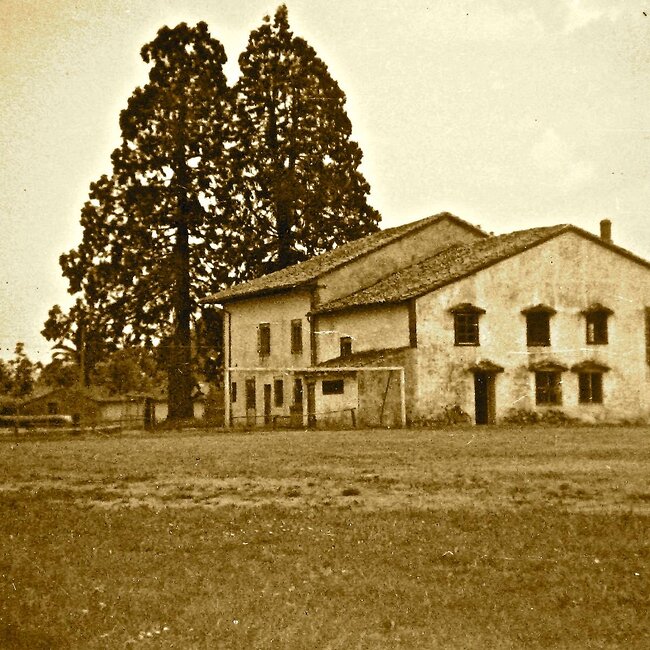 Campo de fútbol y colegio Igareda (vista desde la vía del Ferrocarril)
