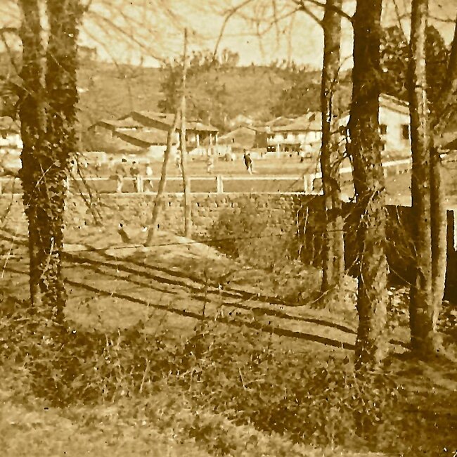 Campo de futbol y colegio Igareda (vista desde la vía del ferrocarril)
