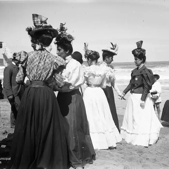 [1897] - Grupo de mujeres en la playa del Sardinero de Santander