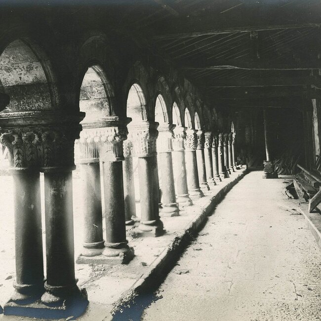Claustro de la Colegiata de Santillana del Mar