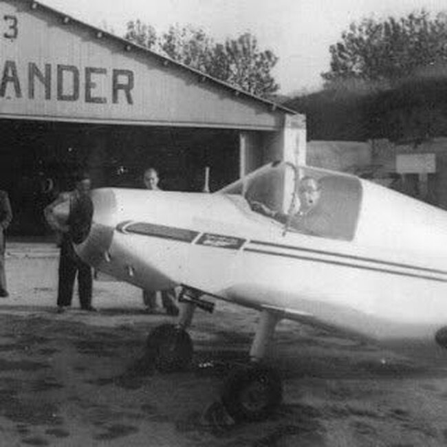 Antiguo avión en el aeródromo de La Albericia