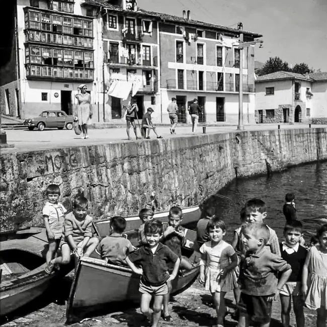 [1950] - Grupo de niños en el puerto de Castro Urdiales